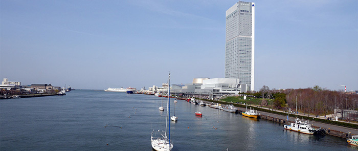 萬代橋より望む朱鷺メッセ